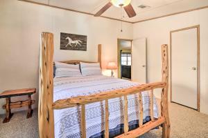 En eller flere senger på et rom på Private Hill Country House with Deck on 7 Acres!