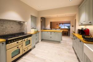 Kuchyň nebo kuchyňský kout v ubytování Harrogate Victorian Luxury