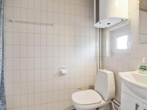 uma casa de banho branca com um WC e um lavatório em Apartment Tinke - 150m from the sea in NW Jutland by Interhome em Lokken