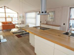 cocina con encimera de madera en una habitación en Holiday Home Erko - 150m from the sea in NW Jutland by Interhome, en Løkken