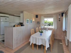 Kuchyň nebo kuchyňský kout v ubytování Holiday Home Loryleimis - 300m from the sea by Interhome