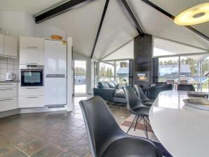 een keuken en een woonkamer met een tafel en stoelen bij Holiday Home Senni - 1-1km from the sea in NW Jutland by Interhome in Løkken