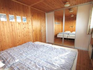 Postel nebo postele na pokoji v ubytování Holiday Home Cathalin - 100m from the sea in NW Jutland by Interhome
