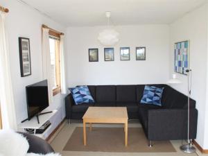 TV a/nebo společenská místnost v ubytování Holiday Home Esko - 350m from the sea by Interhome
