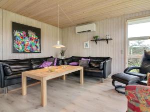 Posezení v ubytování Holiday Home Troels - 750m from the sea by Interhome
