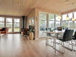 Posezení v ubytování Holiday Home Troels - 750m from the sea by Interhome