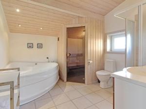 Koupelna v ubytování Holiday Home Eyvin - 100m from the sea in NW Jutland by Interhome