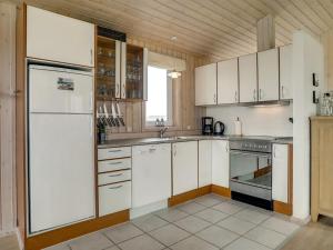 Kuchyň nebo kuchyňský kout v ubytování Holiday Home Eyvin - 100m from the sea in NW Jutland by Interhome