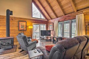 een woonkamer met een bank en een open haard bij Wintergreen Home with Deck - Near Skiing and Hiking! in Wintergreen