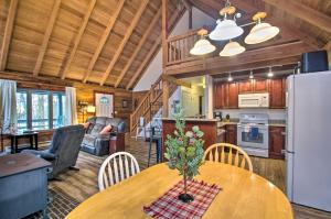 eine Küche und ein Wohnzimmer mit einem Tisch im Zimmer in der Unterkunft Wintergreen Home with Deck - Near Skiing and Hiking! in Wintergreen