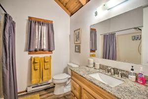 WintergreenにあるWintergreen Home with Deck - Near Skiing and Hiking!の洗面台、トイレ、鏡のあるバスルーム +33枚の写真