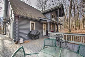 eine Terrasse mit Stühlen und Tischen auf einem Haus in der Unterkunft Wintergreen Home with Deck - Near Skiing and Hiking! in Wintergreen