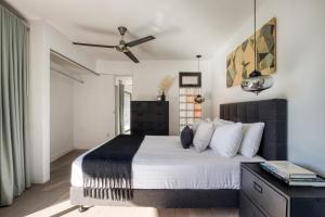 a bedroom with a bed and a ceiling fan at Eazy Centro by ULIV in Tijuana
