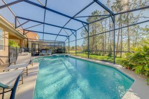 uma piscina interior com telhado de vidro em #145-Fabulous 4 bed villa with south facing pool and spa em Davenport