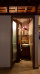 La salle de bains est pourvue d'un lavabo et d'un miroir. dans l'établissement Casa Vibrisse, à Turin