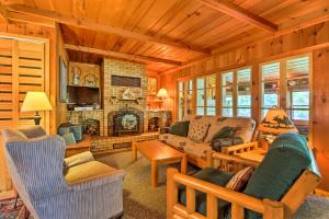 ein Wohnzimmer mit Möbeln und einem Kamin in der Unterkunft Wilderness Acres Retreat on Bear Lake! in McGrath