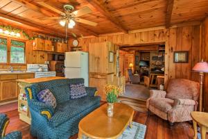 ein Wohnzimmer mit einem Sofa und einer Küche in der Unterkunft Wilderness Acres Retreat on Bear Lake! in McGrath