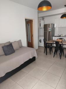 Un dormitorio con una cama y una mesa y una cocina. en Departamento centrico, en San Luis