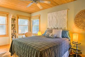 מיטה או מיטות בחדר ב-Forested Pentwater Vacation Rental - Walk to Beach