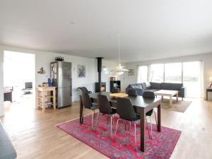 Posezení v ubytování Holiday Home Mildrid - 200m from the sea by Interhome