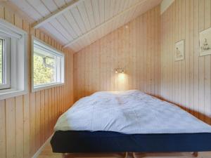 Postel nebo postele na pokoji v ubytování Holiday Home Gottfrede - 600m from the sea in NW Jutland by Interhome