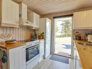 Kuchyň nebo kuchyňský kout v ubytování Holiday Home Birgid - 900m from the sea by Interhome