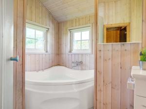 Koupelna v ubytování Holiday Home Agate - 250m from the sea by Interhome