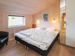 Postel nebo postele na pokoji v ubytování Holiday Home Daje - 600m from the sea in NW Jutland by Interhome