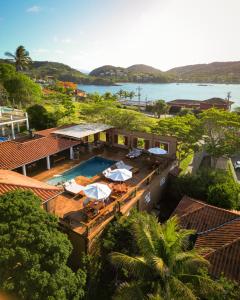 uma vista aérea de uma casa com piscina em Jubarte Hotel by Insólito em Búzios