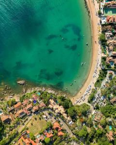 una vista aerea su una spiaggia e sull'oceano di Jubarte Hotel by Insólito a Búzios