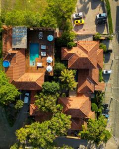 an overhead view of a building with a swimming pool at Jubarte Hotel by Insólito in Búzios
