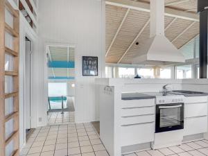 Kuchyň nebo kuchyňský kout v ubytování Holiday Home Crista - 500m from the sea by Interhome
