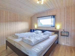 Postel nebo postele na pokoji v ubytování Holiday Home Susan - 600m from the sea by Interhome