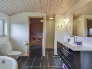 Koupelna v ubytování Holiday Home Susan - 600m from the sea by Interhome