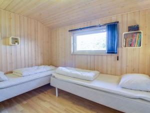 Postel nebo postele na pokoji v ubytování Holiday Home Susan - 600m from the sea by Interhome
