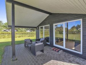 Posezení v ubytování Holiday Home Susan - 600m from the sea by Interhome