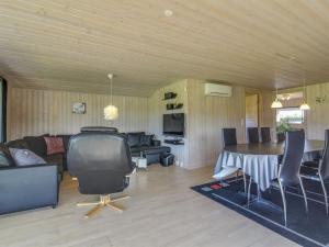 Posezení v ubytování Holiday Home Susan - 600m from the sea by Interhome