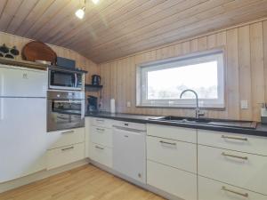 Kuchyň nebo kuchyňský kout v ubytování Holiday Home Susan - 600m from the sea by Interhome