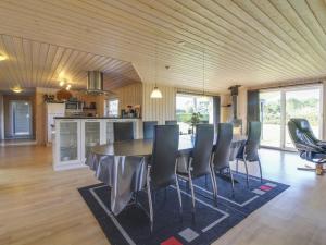 Kuchyň nebo kuchyňský kout v ubytování Holiday Home Susan - 600m from the sea by Interhome