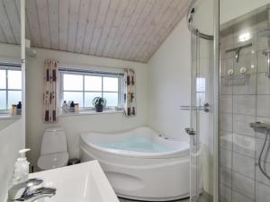 Koupelna v ubytování Holiday Home Anya - 650m from the sea by Interhome
