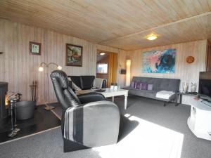 TV a/nebo společenská místnost v ubytování Holiday Home Jarla - 250m from the sea by Interhome