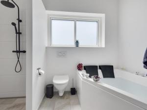 Koupelna v ubytování Holiday Home Ambra - 950m from the sea by Interhome
