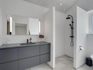 Koupelna v ubytování Holiday Home Ambra - 950m from the sea by Interhome