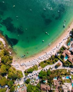 una vista aérea de una playa con multitud de personas en Jubarte Hotel by Insólito, en Búzios