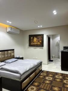 1 dormitorio con 1 cama y una pintura en la pared en Riyadh Salman Villa فيلا en Riad