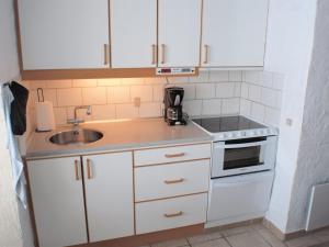 Kuchyň nebo kuchyňský kout v ubytování Apartment Emiliana - 500m from the sea in NW Jutland by Interhome