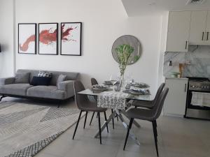sala de estar con mesa y sofá en Stylish 1 Bedroom Apartment Near Burj Al Arab (Madinat Jumeirah) en Dubái
