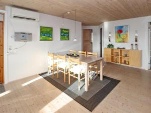 洛肯的住宿－Holiday Home Söffren - all inclusive - 350m from the sea by Interhome，厨房以及带桌椅的用餐室。