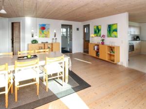 洛肯的住宿－Holiday Home Söffren - all inclusive - 350m from the sea by Interhome，用餐室以及带桌椅的厨房。