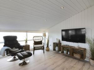 TV a/nebo společenská místnost v ubytování Holiday Home Bertil - 400m from the sea by Interhome